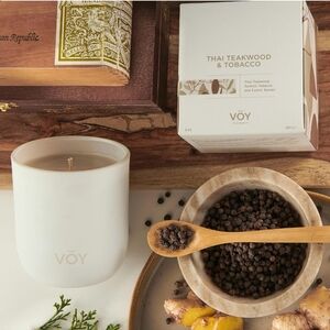 Voy Thai Teakwood & Tobacco Scented Candle - White